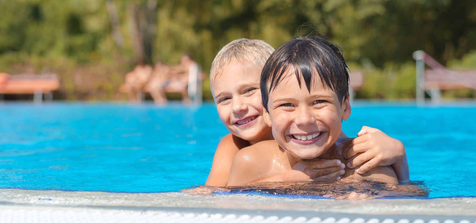 Titelbild Freibad: zwei Jungs im Freibadbecken